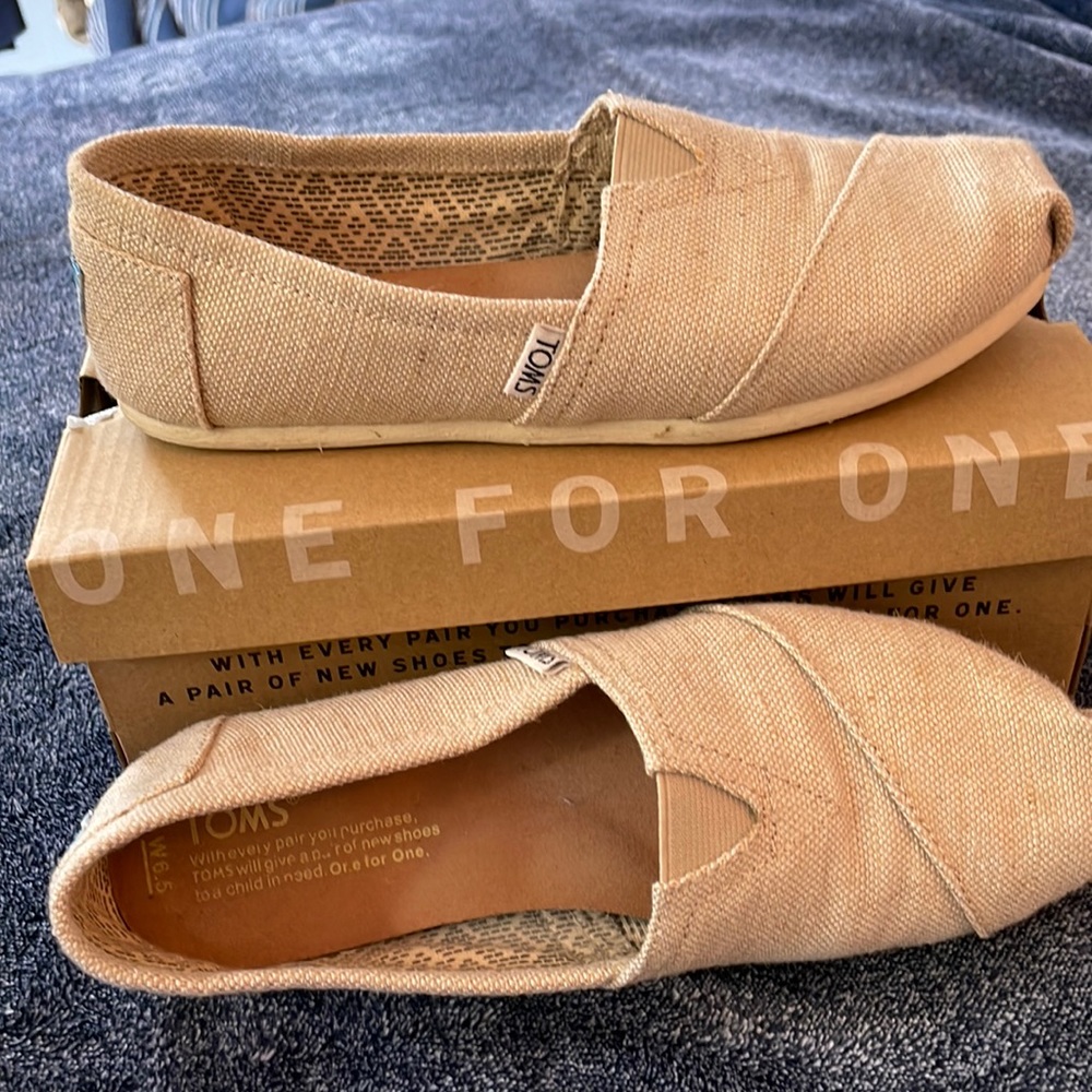 Tom’s classic slip on.  Size 6.5. Metallic burlap
